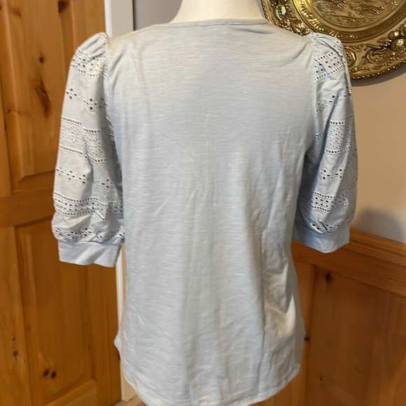 Lace sleeved v-neck top - Picture 4 of 7